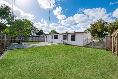 House in Miramar, Florida 3 bedrooms, 124.49 sq.m. № 1665065 - photo 16