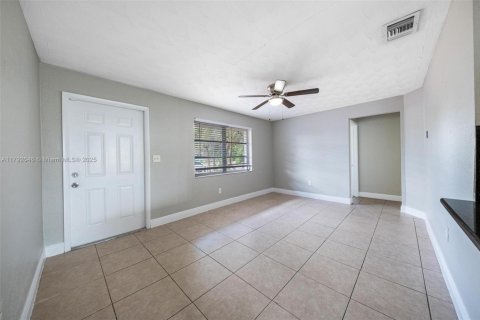 House in Miramar, Florida 3 bedrooms, 124.49 sq.m. № 1665065 - photo 20
