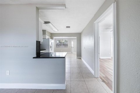 House in Miramar, Florida 3 bedrooms, 124.49 sq.m. № 1665065 - photo 30