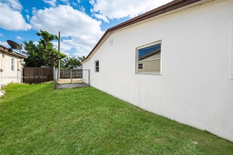 House in Miramar, Florida 3 bedrooms, 124.49 sq.m. № 1665065 - photo 10