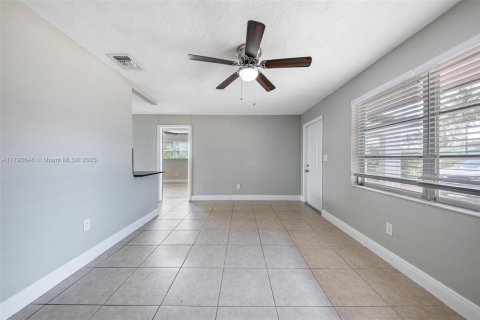 House in Miramar, Florida 3 bedrooms, 124.49 sq.m. № 1665065 - photo 22