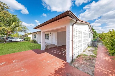 House in Miramar, Florida 3 bedrooms, 124.49 sq.m. № 1665065 - photo 6