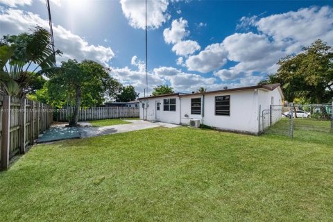 House in Miramar, Florida 3 bedrooms, 124.49 sq.m. № 1665065 - photo 15