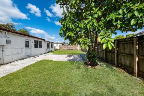 House in Miramar, Florida 3 bedrooms, 124.49 sq.m. № 1665065 - photo 11