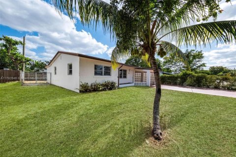 House in Miramar, Florida 3 bedrooms, 124.49 sq.m. № 1665065 - photo 9