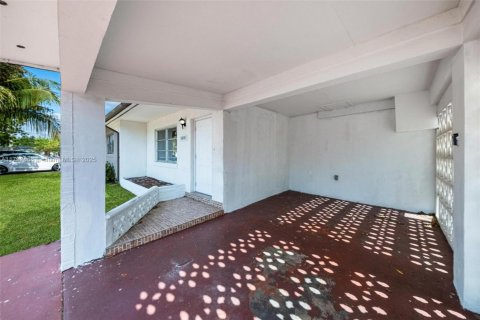 House in Miramar, Florida 3 bedrooms, 124.49 sq.m. № 1665065 - photo 8