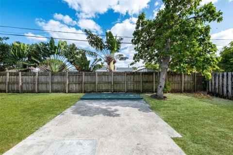 House in Miramar, Florida 3 bedrooms, 124.49 sq.m. № 1665065 - photo 13