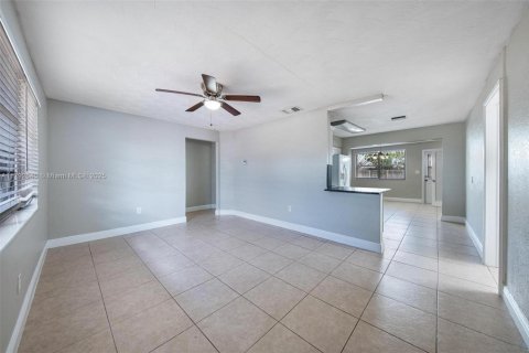 House in Miramar, Florida 3 bedrooms, 124.49 sq.m. № 1665065 - photo 19