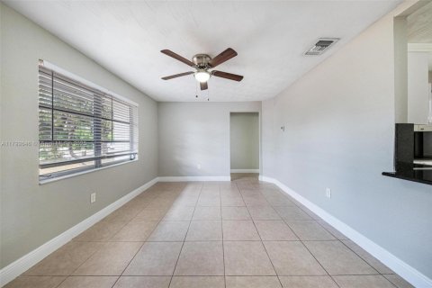 House in Miramar, Florida 3 bedrooms, 124.49 sq.m. № 1665065 - photo 21