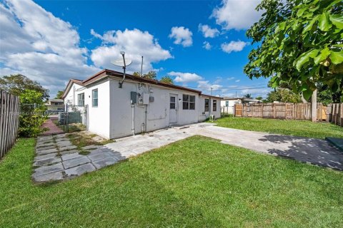 House in Miramar, Florida 3 bedrooms, 124.49 sq.m. № 1665065 - photo 12