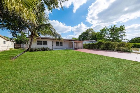 House in Miramar, Florida 3 bedrooms, 124.49 sq.m. № 1665065 - photo 2