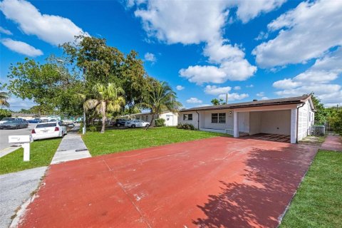 House in Miramar, Florida 3 bedrooms, 124.49 sq.m. № 1665065 - photo 4