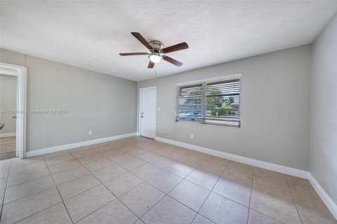 House in Miramar, Florida 3 bedrooms, 124.49 sq.m. № 1665065 - photo 23