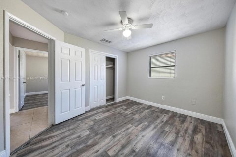 House in Miramar, Florida 3 bedrooms, 124.49 sq.m. № 1665065 - photo 27
