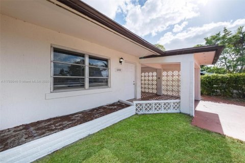 House in Miramar, Florida 3 bedrooms, 124.49 sq.m. № 1665065 - photo 18