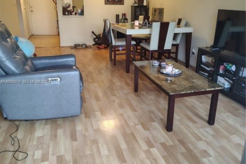 Condo in Plantation, Florida, 1 bedroom № 2070967 - photo 3