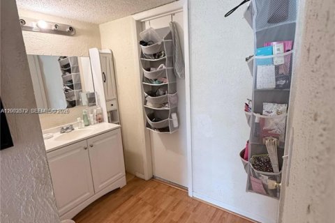 Condo in Plantation, Florida, 1 bedroom № 2070967 - photo 5