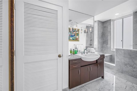 Condo in Saint Petersburg, Florida, 2 bedrooms  № 1873426 - photo 24