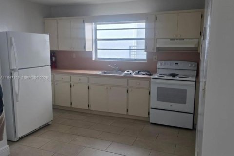 Снять в аренду кондоминиум в Майами, Флорида 2 спальни, 73.39м2, № 2152938 - фото 2
