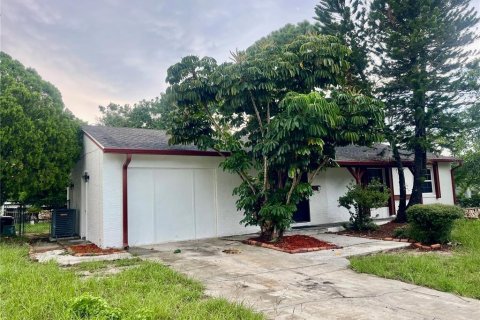 House in Casselberry, Florida 4 bedrooms, 132.85 sq.m. № 2157238 - photo 5