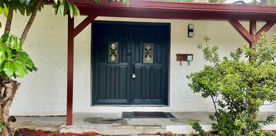 House in Casselberry, Florida 4 bedrooms, 132.85 sq.m. № 2157238