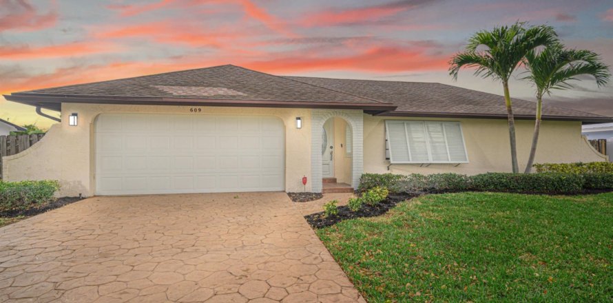 House in Fort Pierce, Florida 4 bedrooms, 184.41 sq.m. № 945202