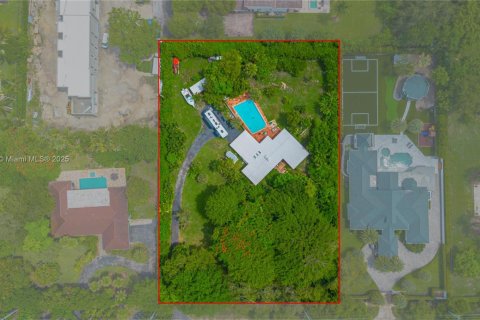 Terreno en venta en Pinecrest, Florida № 1818442 - foto 1