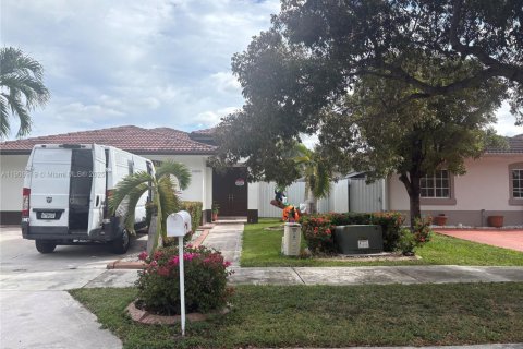 Снять в аренду виллу или дом в Хайалиа, Флорида 3 спальни, 137.22м2, № 1965248 - фото 1