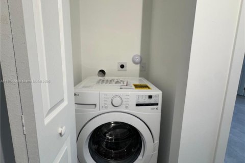 Снять в аренду квартиру в Майами, Флорида 3 спальни, 92.34м2, № 1954275 - фото 8