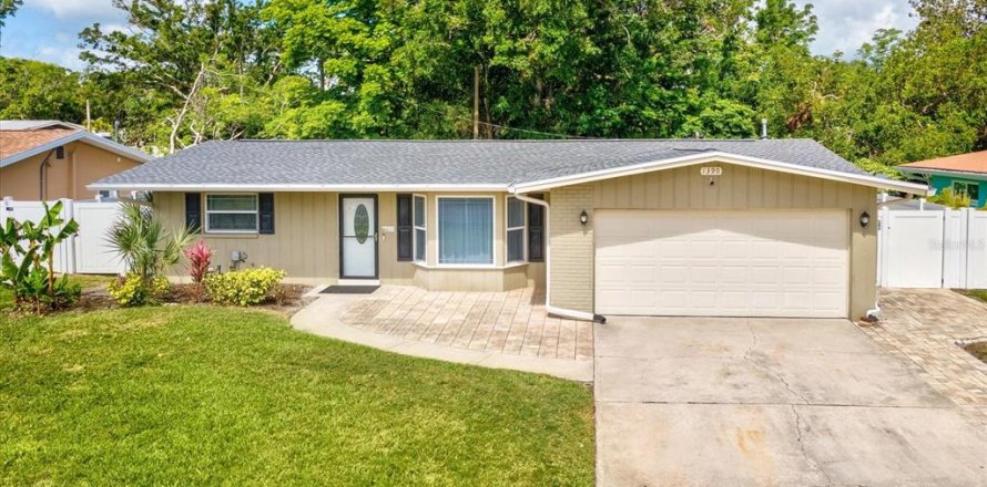 House in Clearwater, Florida 3 bedrooms, 126.16 sq.m. № 1640403