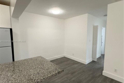 Casa en alquiler en Miami, Florida, 1 dormitorio № 2076889 - foto 4