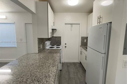 Casa en alquiler en Miami, Florida, 1 dormitorio № 2076889 - foto 5