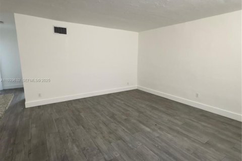 Casa en alquiler en Miami, Florida, 1 dormitorio № 2076889 - foto 3