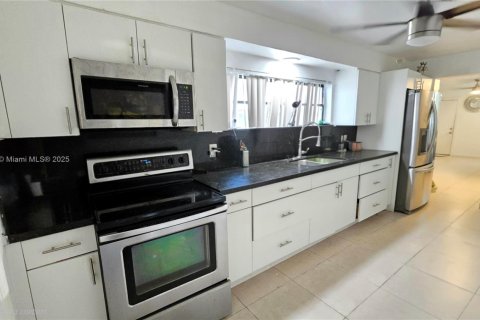 House in Opa-locka, Florida 3 bedrooms, 97.45 sq.m. № 1971883 - photo 24