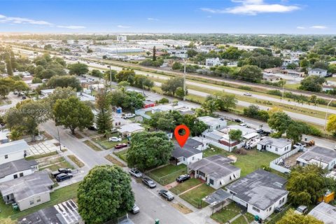 House in Opa-locka, Florida 3 bedrooms, 97.45 sq.m. № 1971883 - photo 15