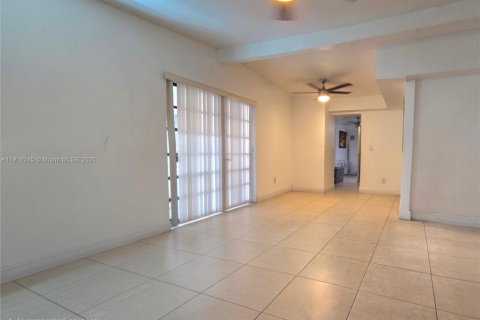 House in Opa-locka, Florida 3 bedrooms, 97.45 sq.m. № 1971883 - photo 19