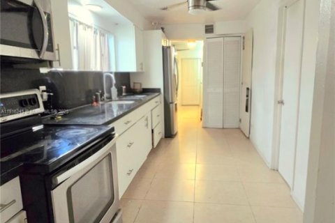 House in Opa-locka, Florida 3 bedrooms, 97.45 sq.m. № 1971883 - photo 25