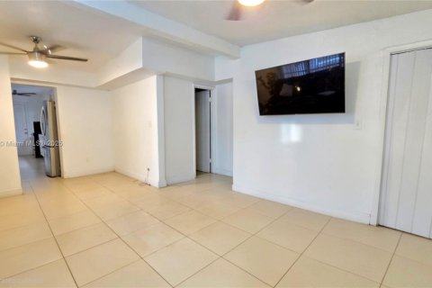 House in Opa-locka, Florida 3 bedrooms, 97.45 sq.m. № 1971883 - photo 20