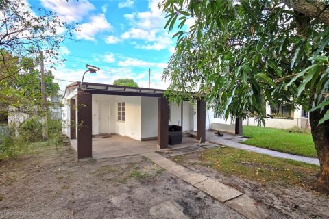 House in Opa-locka, Florida 3 bedrooms, 97.45 sq.m. № 1971883 - photo 2