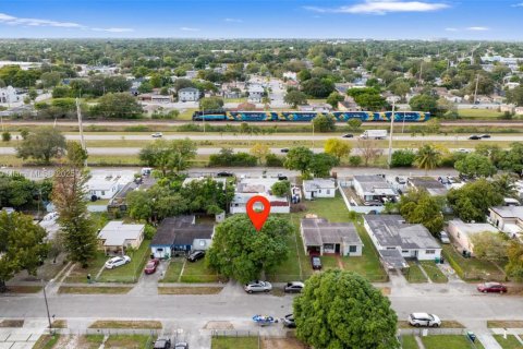 House in Opa-locka, Florida 3 bedrooms, 97.45 sq.m. № 1971883 - photo 16