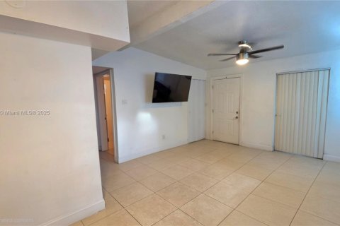 House in Opa-locka, Florida 3 bedrooms, 97.45 sq.m. № 1971883 - photo 21