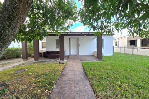 House in Opa-locka, Florida 3 bedrooms, 97.45 sq.m. № 1971883 - photo 1