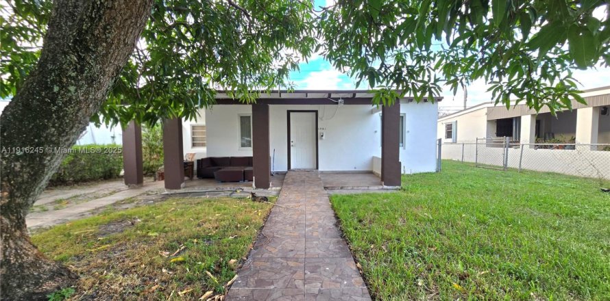 House in Opa-locka, Florida 3 bedrooms, 97.45 sq.m. № 1971883