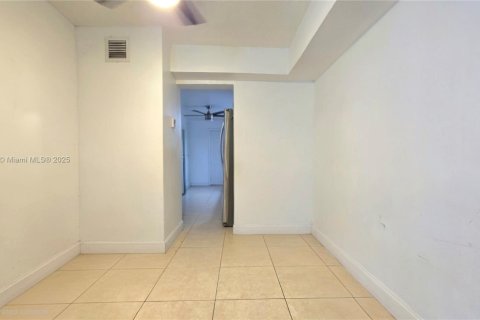 House in Opa-locka, Florida 3 bedrooms, 97.45 sq.m. № 1971883 - photo 23