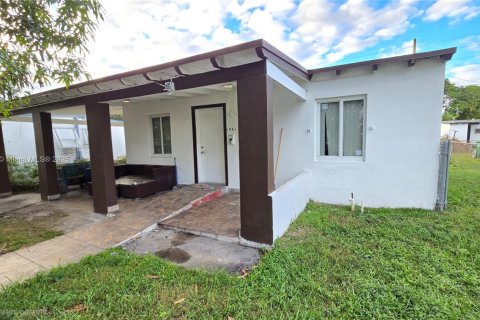 House in Opa-locka, Florida 3 bedrooms, 97.45 sq.m. № 1971883 - photo 3