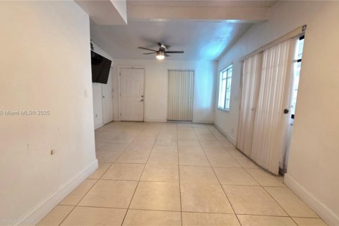 House in Opa-locka, Florida 3 bedrooms, 97.45 sq.m. № 1971883 - photo 22