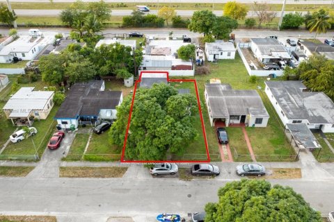 House in Opa-locka, Florida 3 bedrooms, 97.45 sq.m. № 1971883 - photo 8