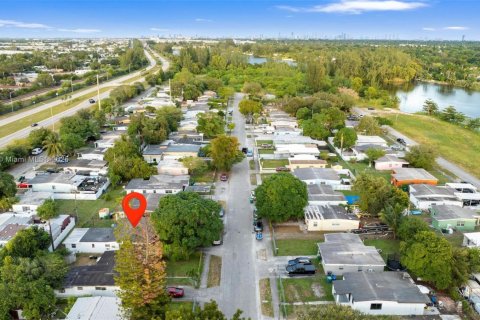 House in Opa-locka, Florida 3 bedrooms, 97.45 sq.m. № 1971883 - photo 17