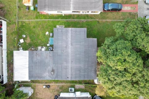 House in Opa-locka, Florida 3 bedrooms, 97.45 sq.m. № 1971883 - photo 12