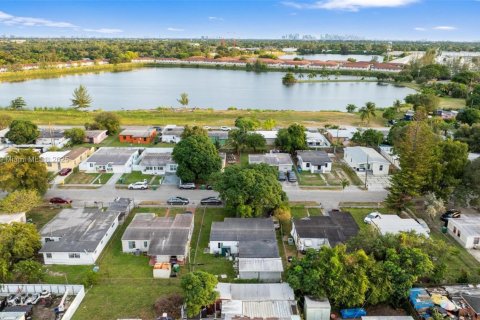 House in Opa-locka, Florida 3 bedrooms, 97.45 sq.m. № 1971883 - photo 18